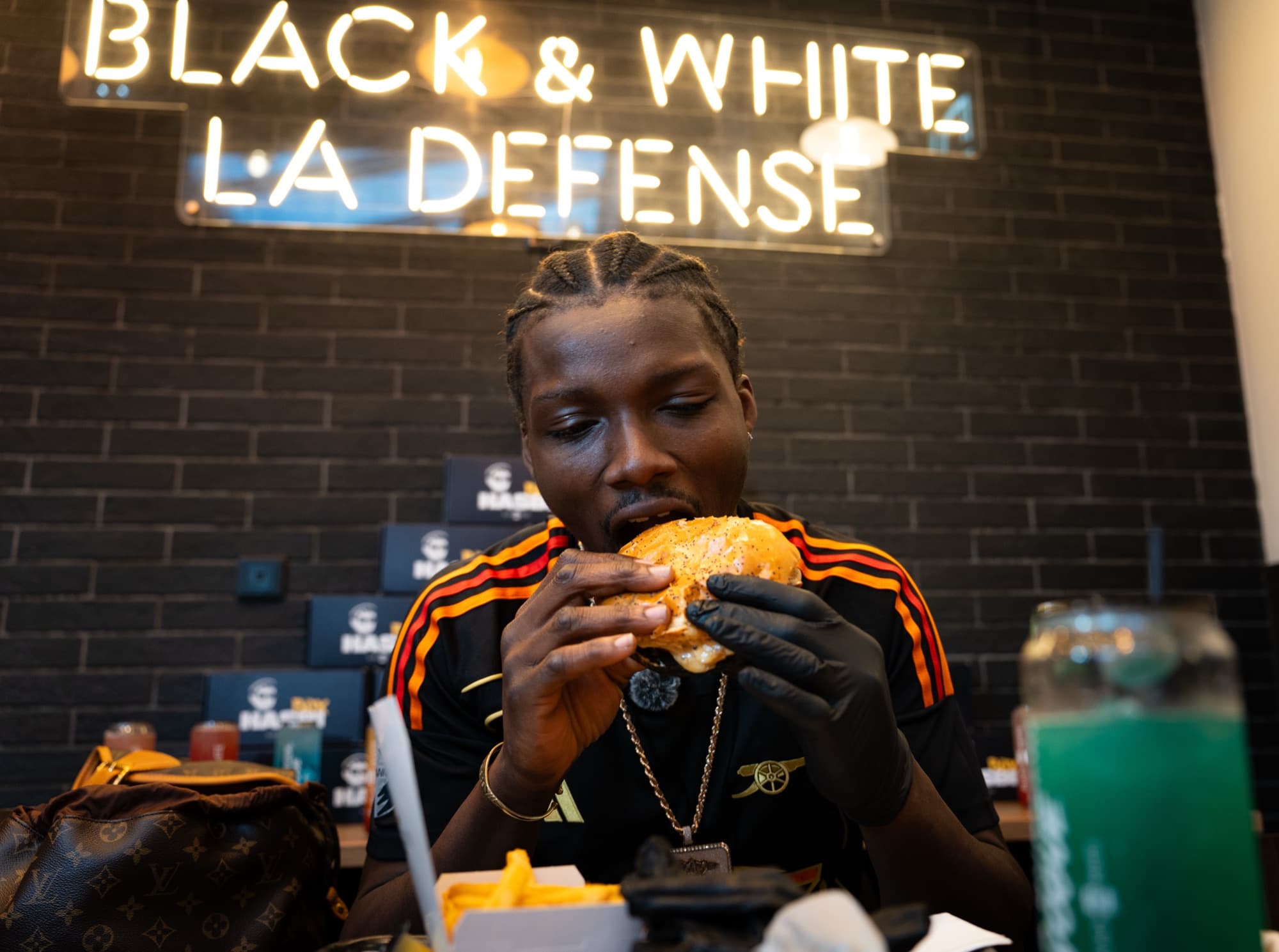 LaMano 1.9 × Black & White Burger photo 3